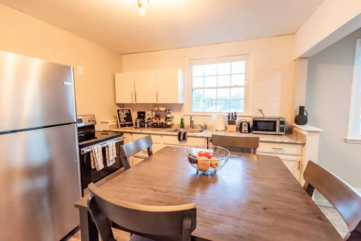 Apartment Sleeps 6-Full Kitchen-4 Beds-Big Couch-Officespace Nashville