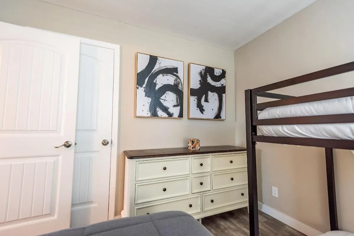 Sleeps 6-Full Kitchen-4 Beds-Big Couch-Officespace Nashville Apartment