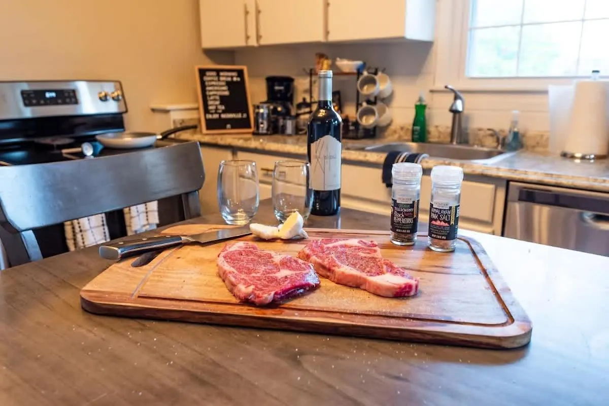 Sleeps 6-Full Kitchen-4 Beds-Big Couch-Officespace Nashville