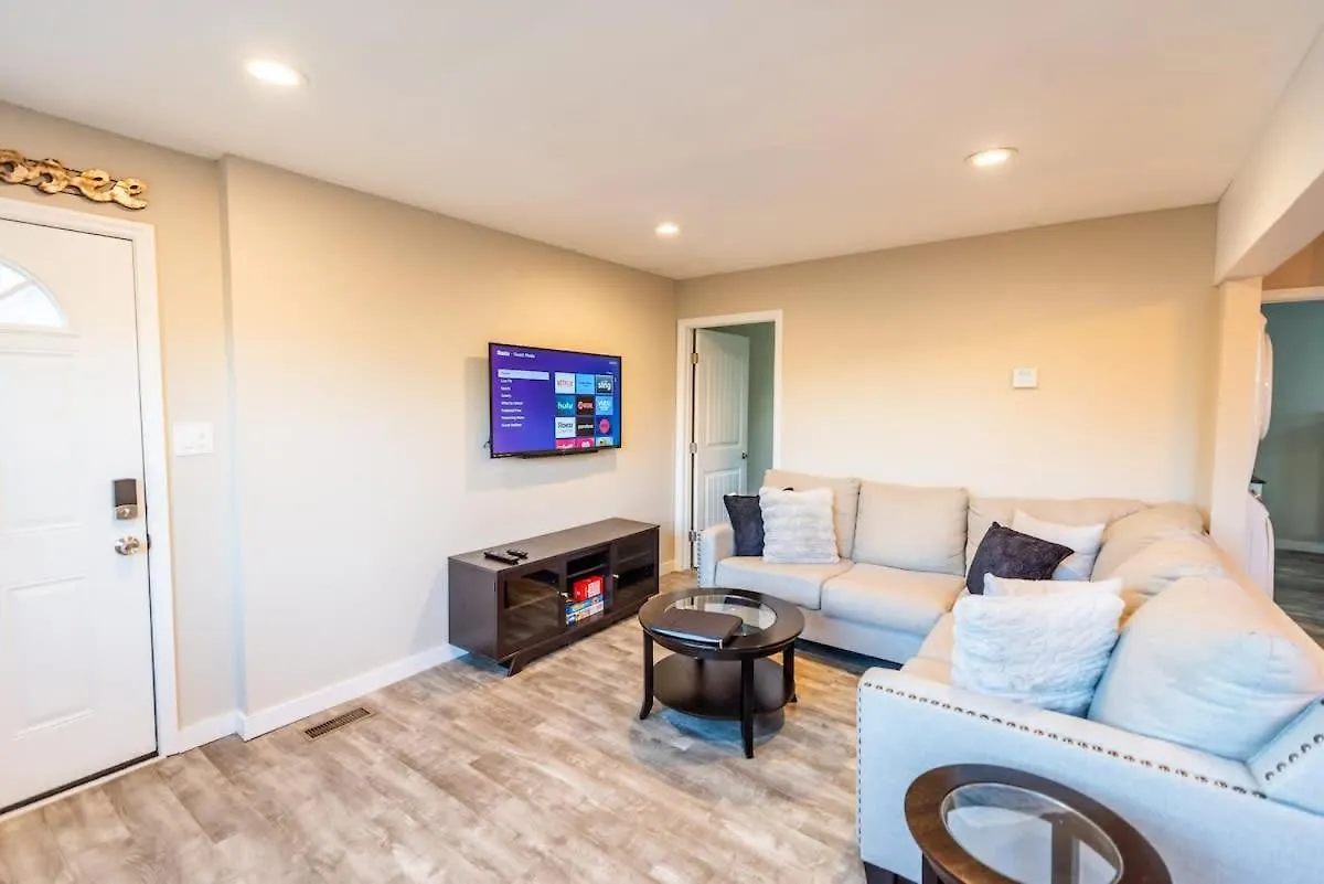 Apartment Sleeps 6-Full Kitchen-4 Beds-Big Couch-Officespace Nashville