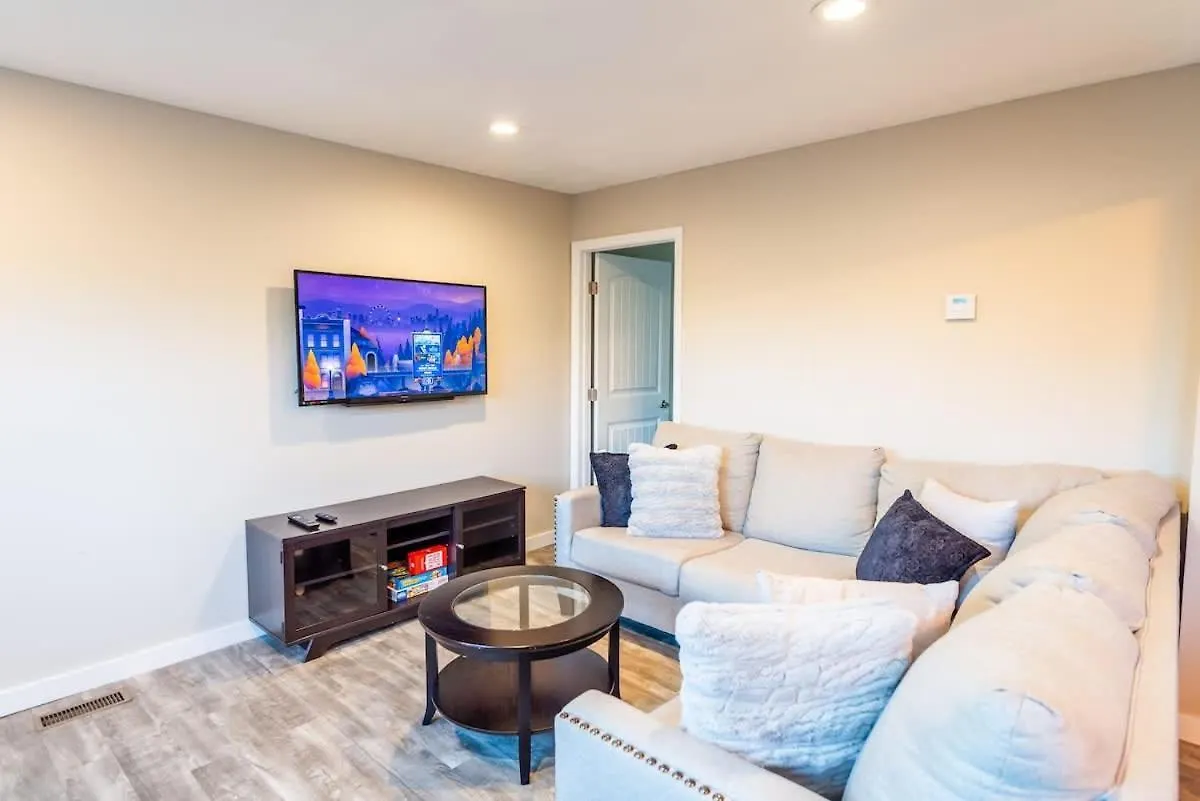 Sleeps 6-Full Kitchen-4 Beds-Big Couch-Officespace Nashville