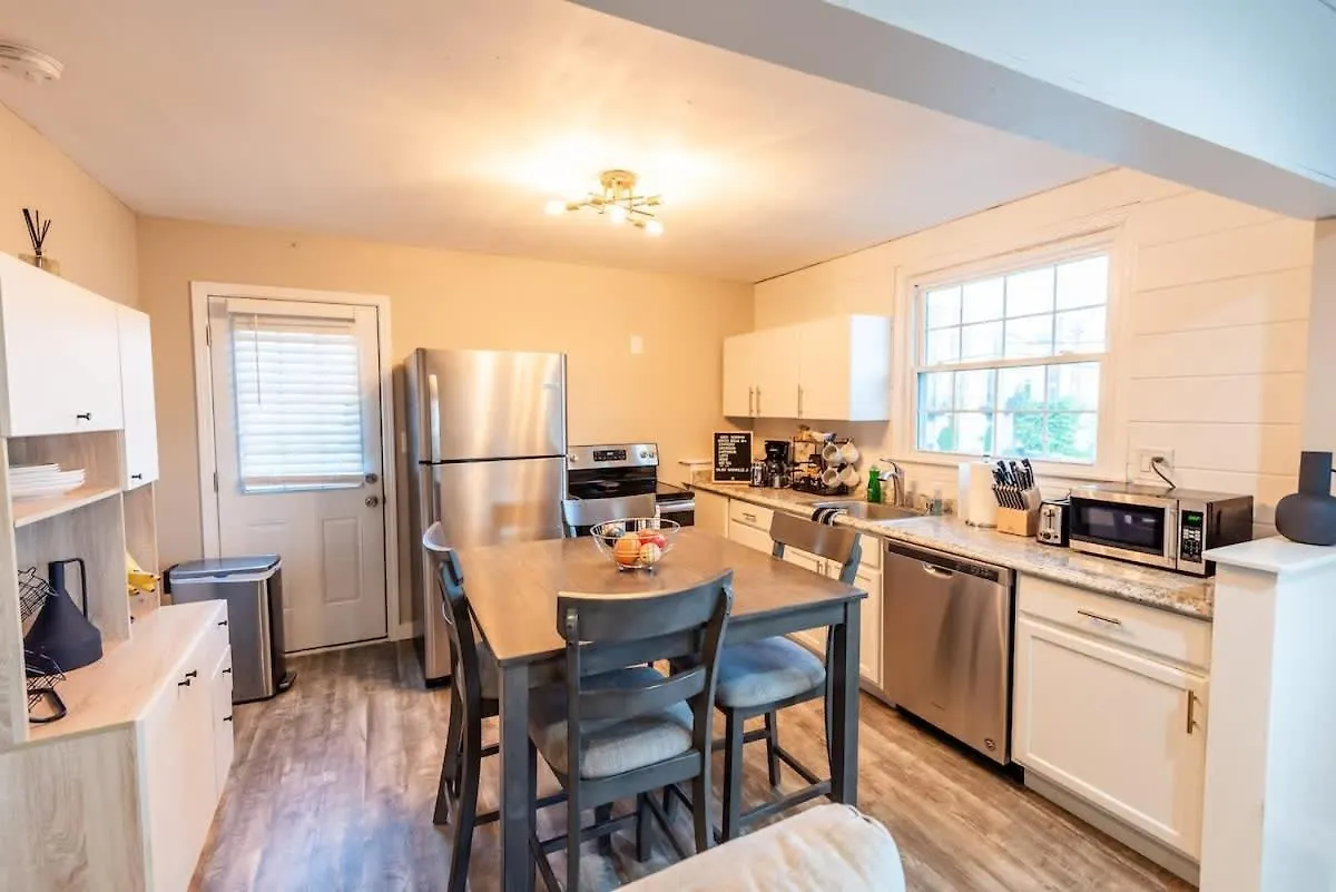 Sleeps 6-Full Kitchen-4 Beds-Big Couch-Officespace Nashville 0*,  USA