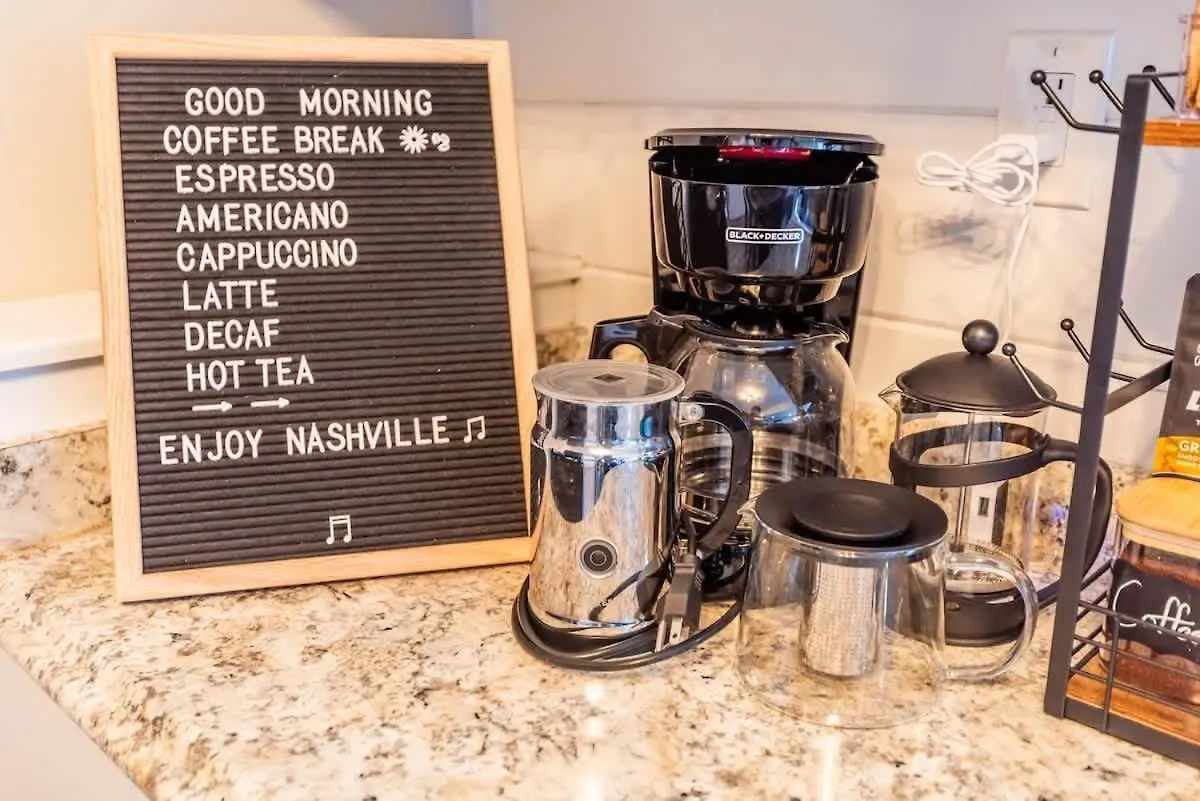 Sleeps 6-Full Kitchen-4 Beds-Big Couch-Officespace Nashville Apartment