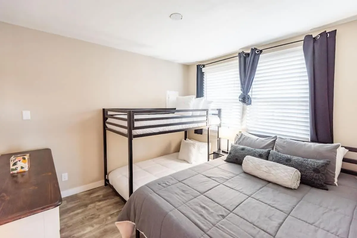 Sleeps 6-Full Kitchen-4 Beds-Big Couch-Officespace Nashville 0*,  USA