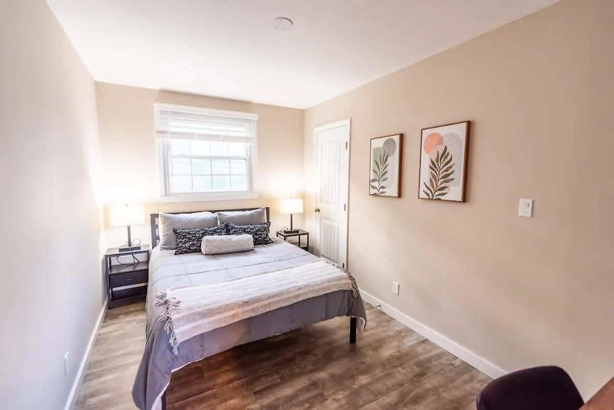 Sleeps 6-Full Kitchen-4 Beds-Big Couch-Officespace Nashville Apartment